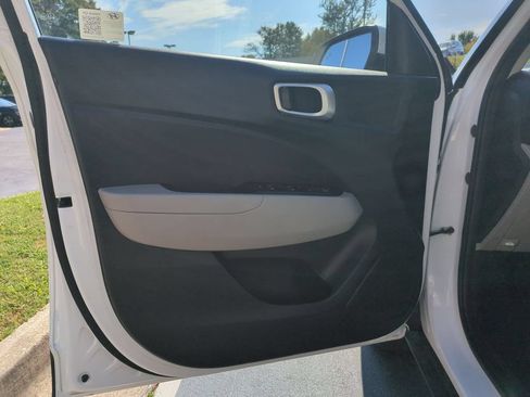 Used 2025 Hyundai Venue SEL FWD image 11
