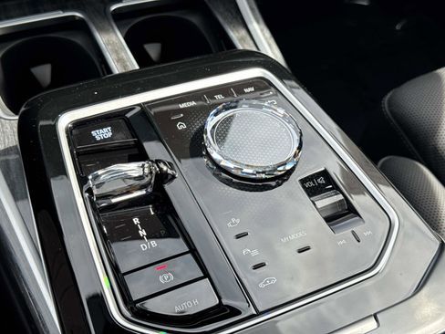 Used 2025 BMW i7 eDrive50 w/ M Sport Package image 24