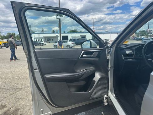 Used 2024 Mitsubishi Outlander SE AWD/4WD image 3