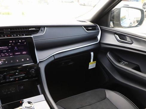 New 2025 Jeep Grand Cherokee Altitude image 24