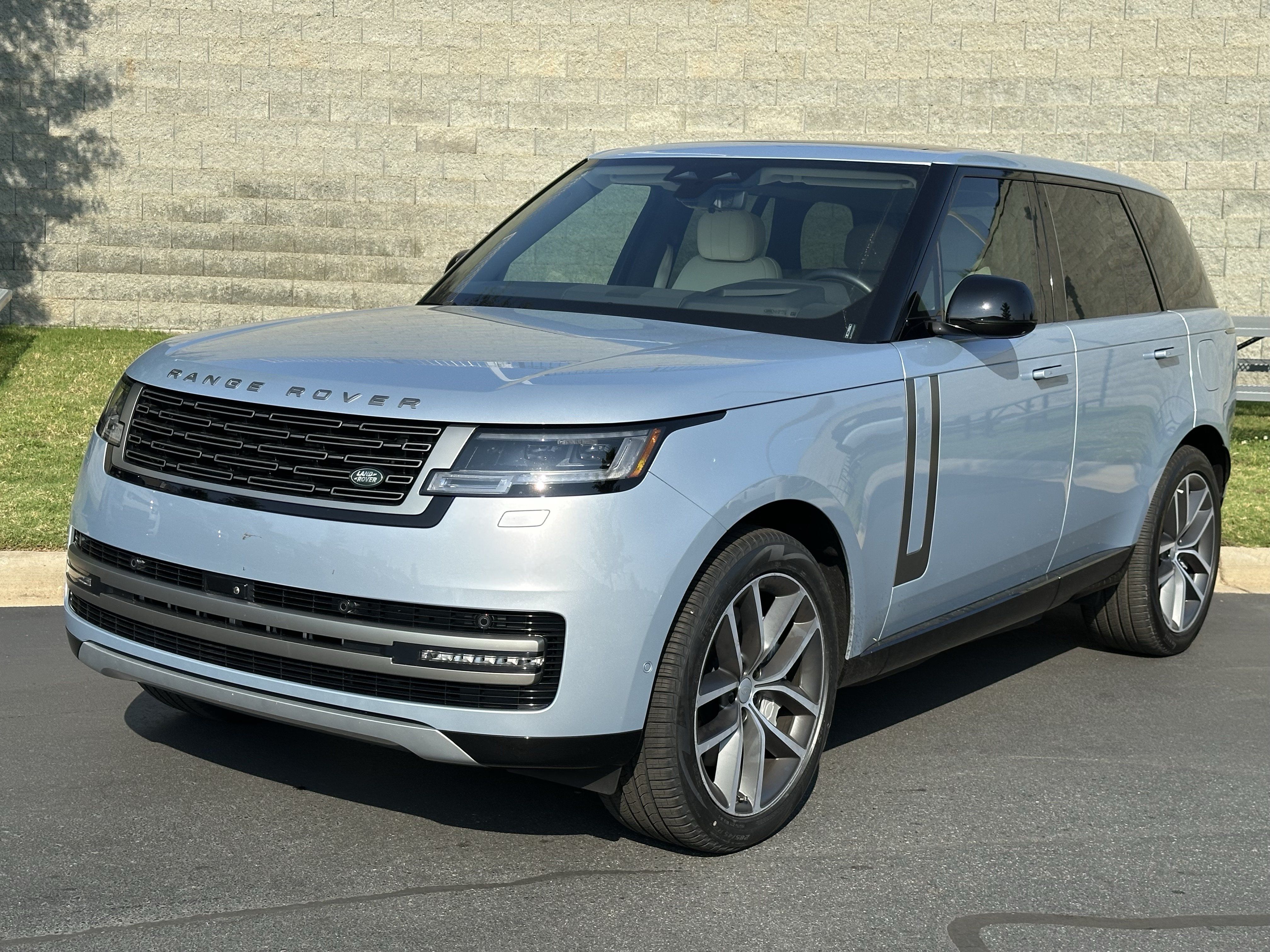 Certified 2025 Land Rover Range Rover SE AWD/4WD image 1