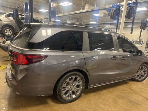 Used 2025 Honda Odyssey Touring image 3