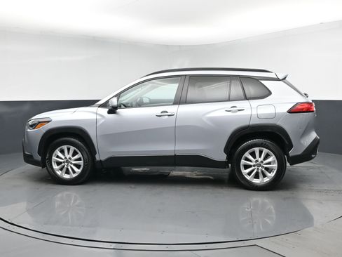 Used 2022 Toyota Corolla Cross LE image 4