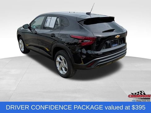 Used 2024 Chevrolet Trax LS w/ LS Convenience Package FWD image 3