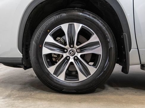 Used 2021 Toyota Highlander XLE AWD/4WD image 11