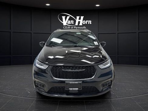 Used 2025 Chrysler Pacifica Limited image 12