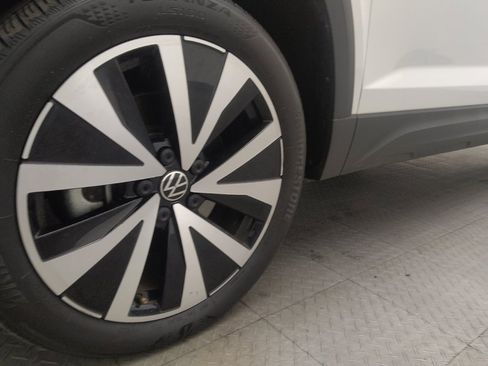 Used 2024 Volkswagen Taos SE image 31