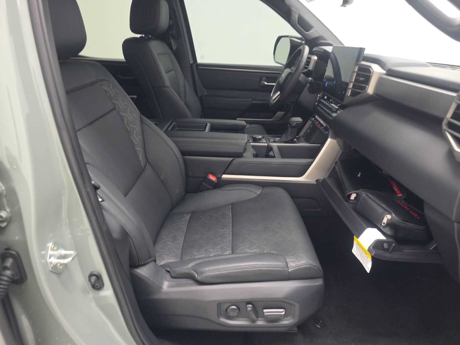Used 2025 Toyota Tundra Limited AWD/4WD image 6