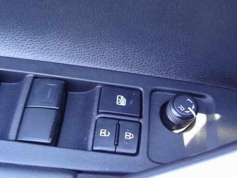 Used 2025 Toyota Corolla Cross XLE image 12