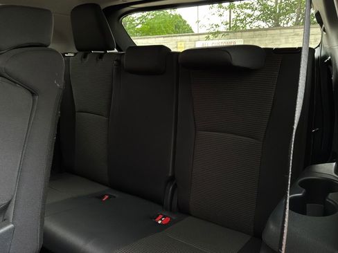 Used 2025 Toyota Highlander LE FWD image 12