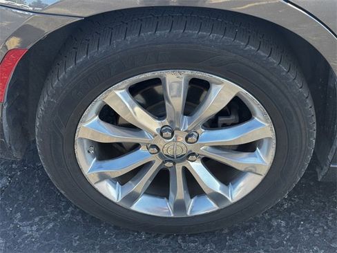 Certified 2022 Chrysler 300 Touring image 12
