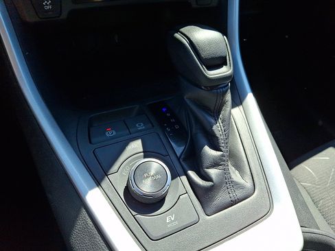 Used 2021 Toyota RAV4 XLE w/ Convenience Package image 15