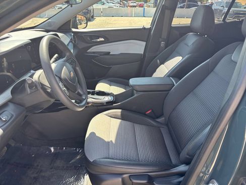 Used 2025 Chevrolet Trax LT FWD image 25