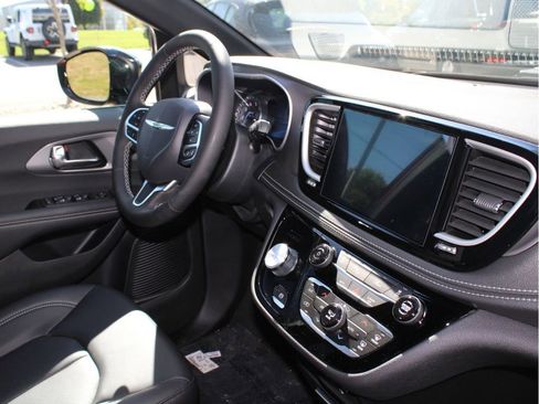 New 2026 Chrysler Pacifica Select image 31