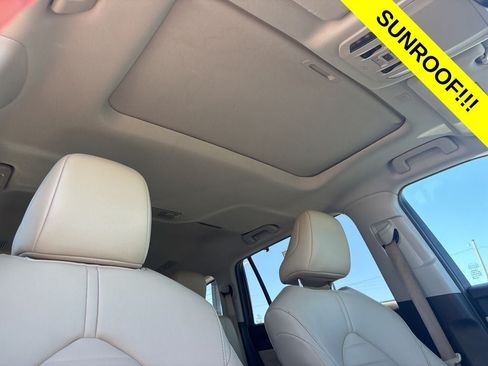 Used 2022 Toyota Highlander XLE AWD/4WD image 2