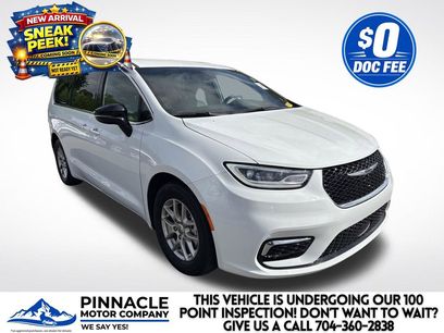 Used 2025 Chrysler Pacifica Select