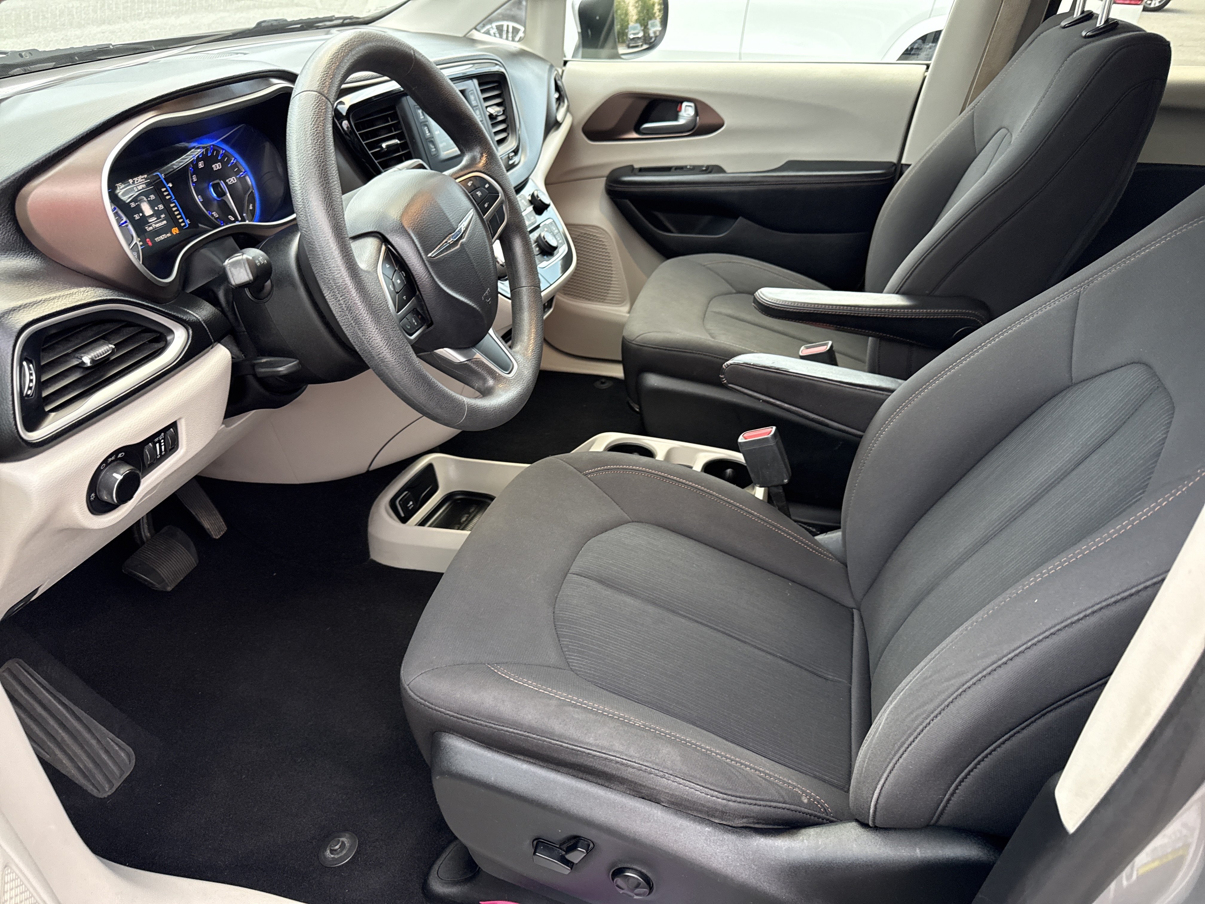 Used 2017 Chrysler Pacifica LX FWD image 4