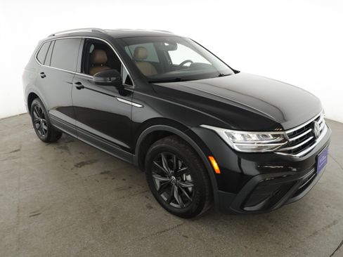 Used 2024 Volkswagen Tiguan SE image 3