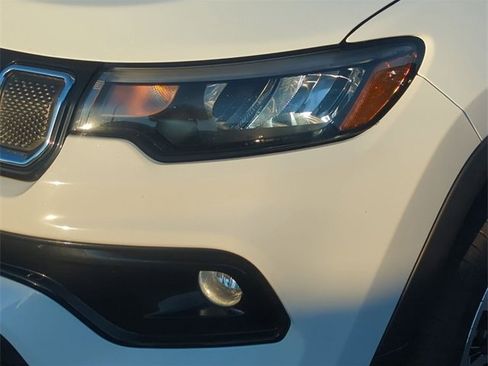 Used 2022 Jeep Compass Limited image 9