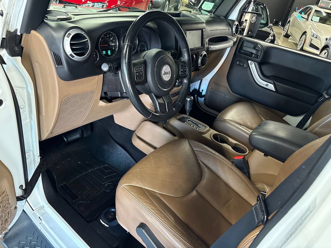 Used 2015 Jeep Wrangler Unlimited Sahara w/ Connectivity Group AWD/4WD image 35