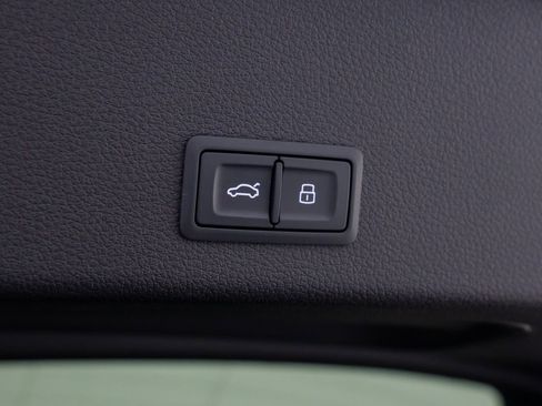 Used 2022 Audi e-tron Premium Plus w/ Premium Plus Package image 35