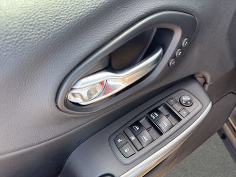 Used 2019 Jeep Cherokee Limited AWD/4WD image 12