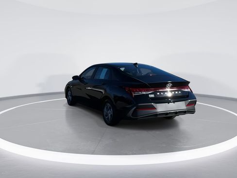 Used 2025 Hyundai Elantra SE image 5