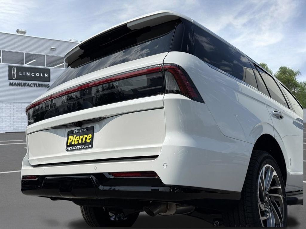 New 2027 Lincoln Navigator Premiere AWD/4WD image 29