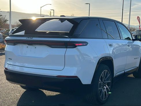 Used 2025 Jeep Wagoneer S Limited w/ Comfort Package image 5