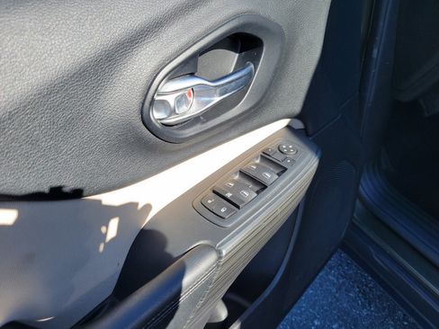 Used 2016 Jeep Cherokee Sport image 24