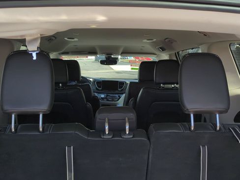 Used 2024 Chrysler Pacifica Touring-L FWD image 7