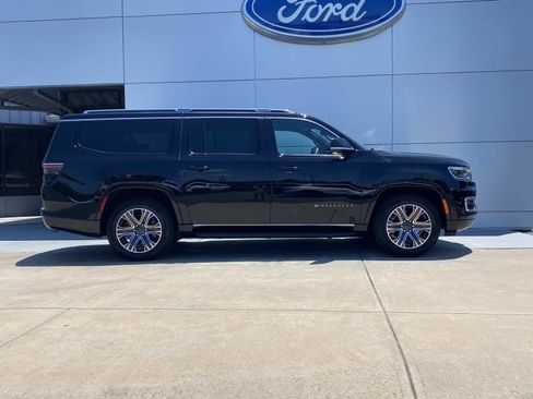 Used 2024 Jeep Wagoneer L Series II w/ Flexible Seating Group AWD/4WD image 3
