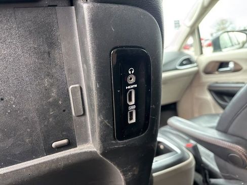 Used 2017 Chrysler Pacifica Touring-L Plus w/ Tire & Wheel Group image 17