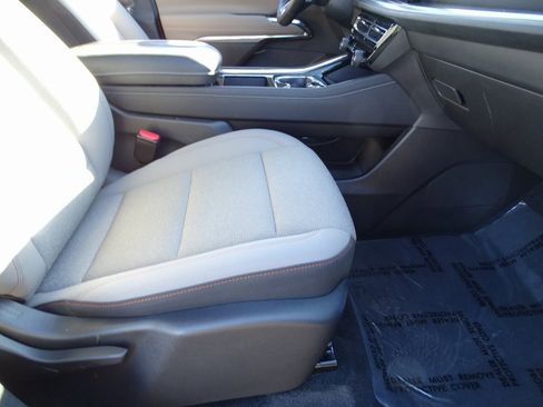 Used 2025 Chevrolet Traverse LT image 12