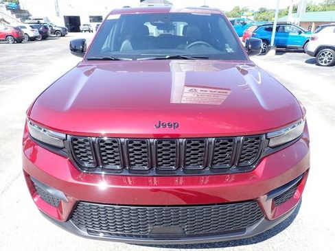 New 2025 Jeep Grand Cherokee Altitude image 10