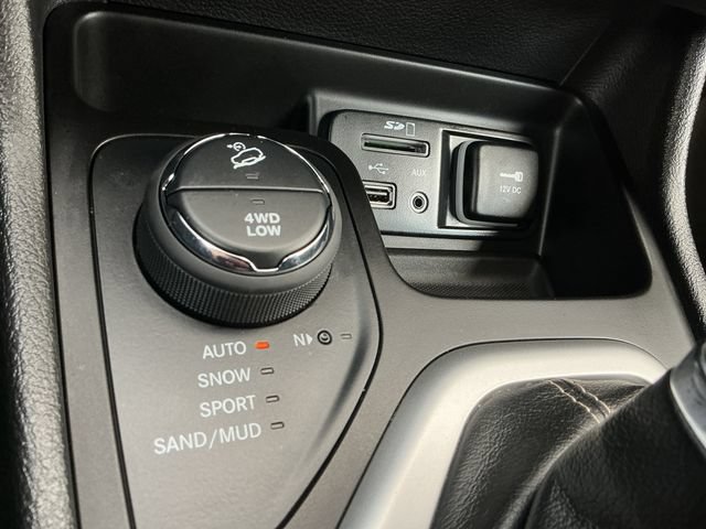 Used 2018 Jeep Cherokee Latitude Plus w/ Comfort/Convenience Group AWD/4WD image 27