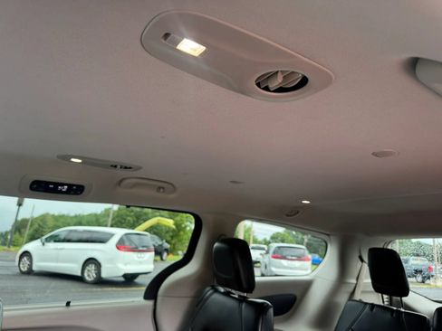 Used 2024 Chrysler Pacifica Touring-L FWD image 34
