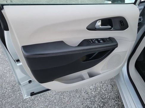 Used 2024 Chrysler Pacifica Touring-L FWD image 21