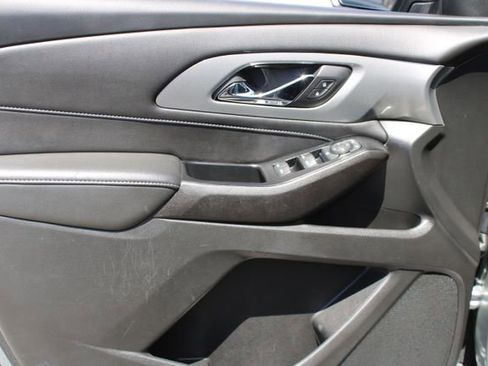 Used 2023 Chevrolet Traverse LT FWD image 9