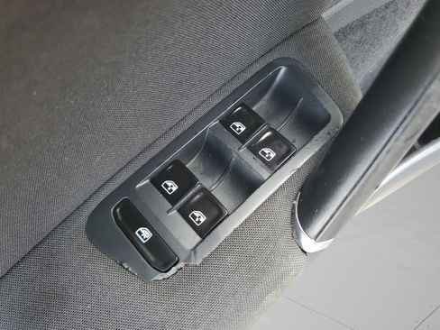 Used 2016 Volkswagen Golf S image 31