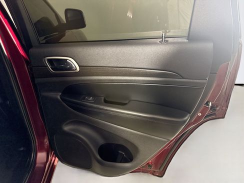 Used 2017 Jeep Grand Cherokee Altitude image 28