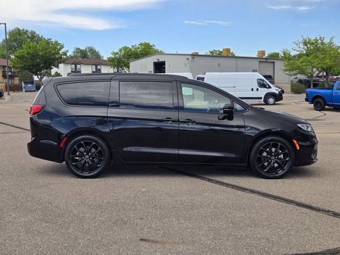 Used 2025 Chrysler Pacifica Limited FWD image 2