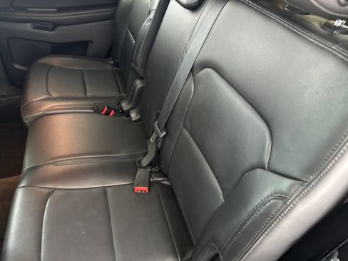 Used 2017 Ford Explorer XLT w/ Equipment Group 202A AWD/4WD image 27
