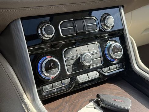Used 2022 GMC Yukon Denali w/ Denali Ultimate Package AWD/4WD image 29