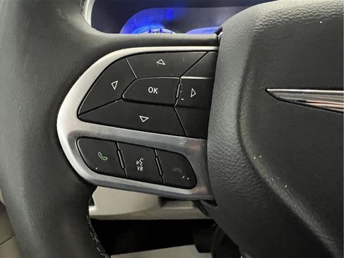 Used 2024 Chrysler Pacifica Touring-L FWD image 10