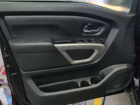 Used 2024 Nissan Titan SV image 8