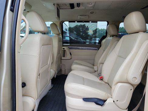 Used 2010 Volkswagen Routan SE FWD image 11