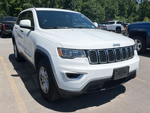 Used 2018 Jeep Grand Cherokee Laredo AWD/4WD image 3