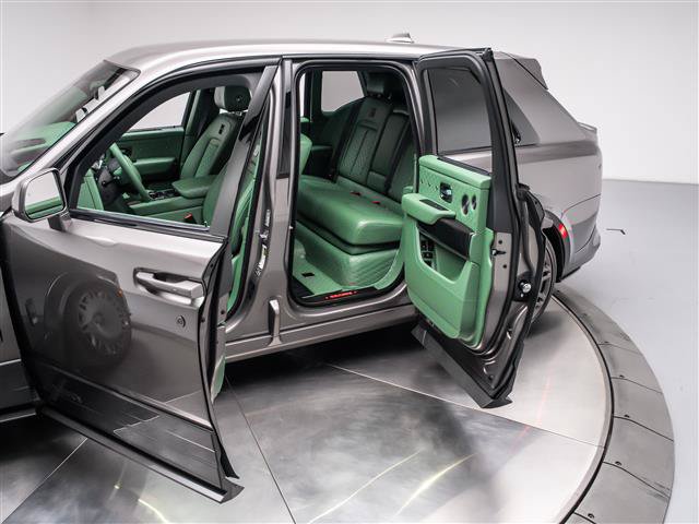 Used 2025 Rolls-Royce Cullinan AWD/4WD image 37