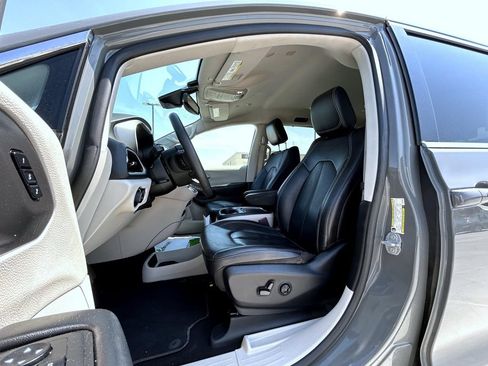 Used 2022 Chrysler Pacifica Touring-L FWD image 11